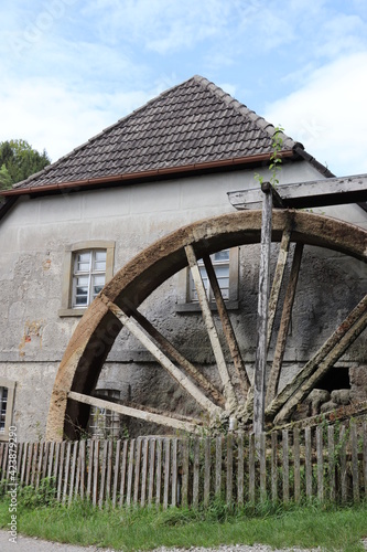 Mühle mit großem Mühlrad in Franken außer Betrieb