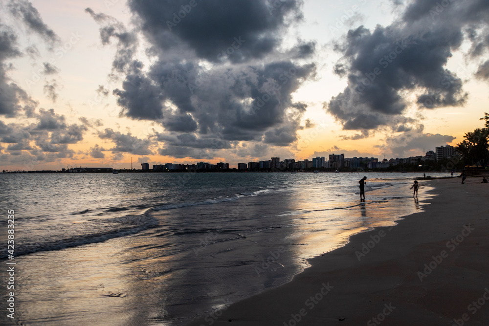 Pôr do sol na praia de ponta verde, Maceió, Alagoas.