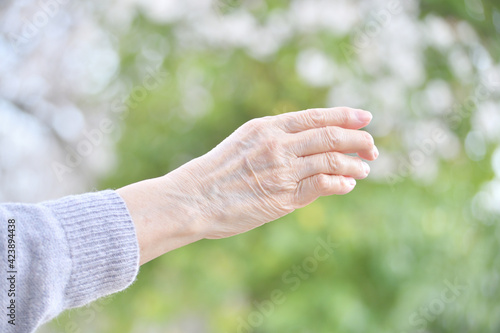 手を伸ばす高齢者 © tamayura39