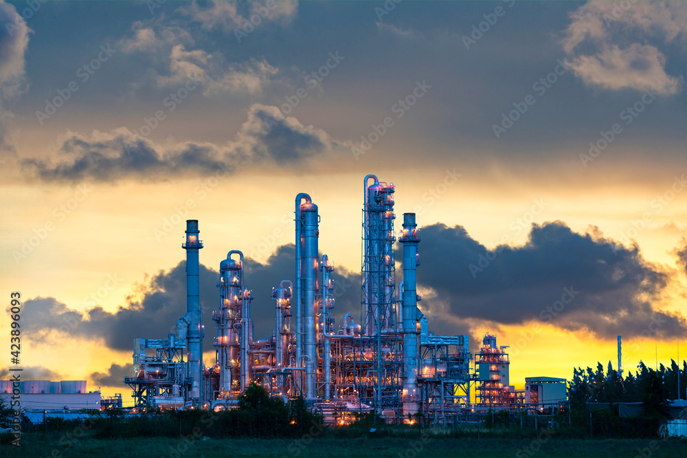 Fototapeta premium Power plant gas or oil for industry at twilight, Power plant with sunlight