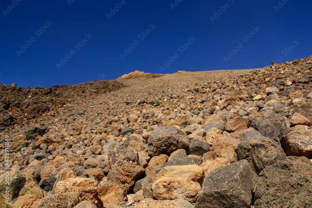 Rocas volcánicas en la ladera del volcán Teide, en la isla de Tenerife, Islas Canarias, España. Típico paisaje geológico en un cono volcánico.