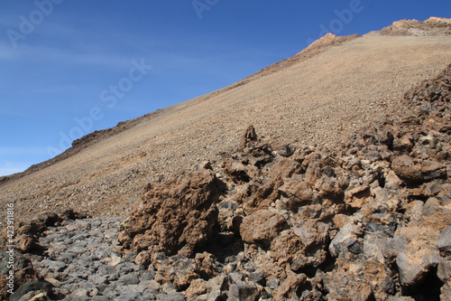 El volcán Teide. Ruta de senderismo para ascender y llegar a la cima del volcán Teide. Camino rocoso y escarpado que ofrece unas magníficas vistas de la isla. Tenerife, España.