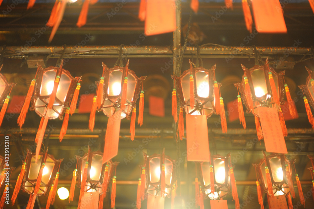 Foto de Votive lanterns in taoist Man Mo Temple shrine in Kong Kong for