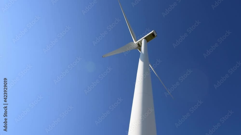 Vista inferior de un molino eólico aprovechando el viento para generar electricidad sostenible Vista inferior de un molino eólico aprovechando el viento para generar electricidad sostenible