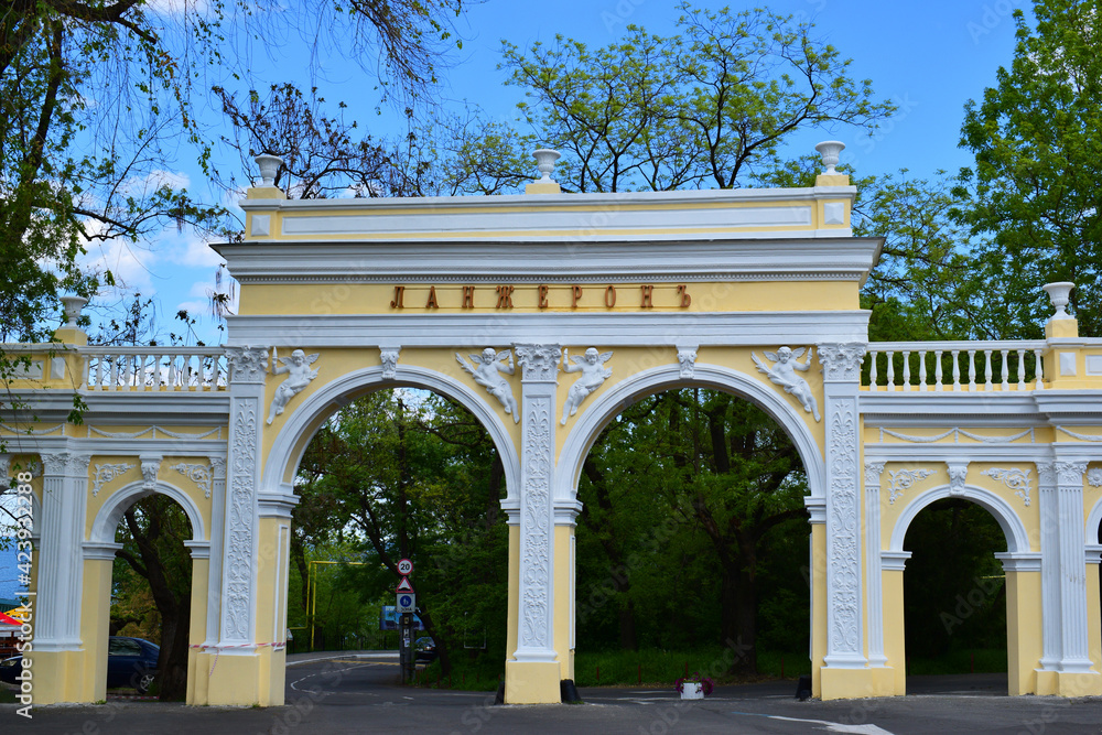 Obraz premium beach entrance, arch, of one of the most beautiful beaches of Odessa. Called Lanzheron beach. Sandy beach of the Black sea. concept of summer vacation at sea, tourism. Odessa, Ukraine. May 2017.