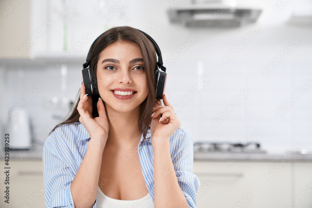 Naklejka premium Happy woman listening music in headphone.