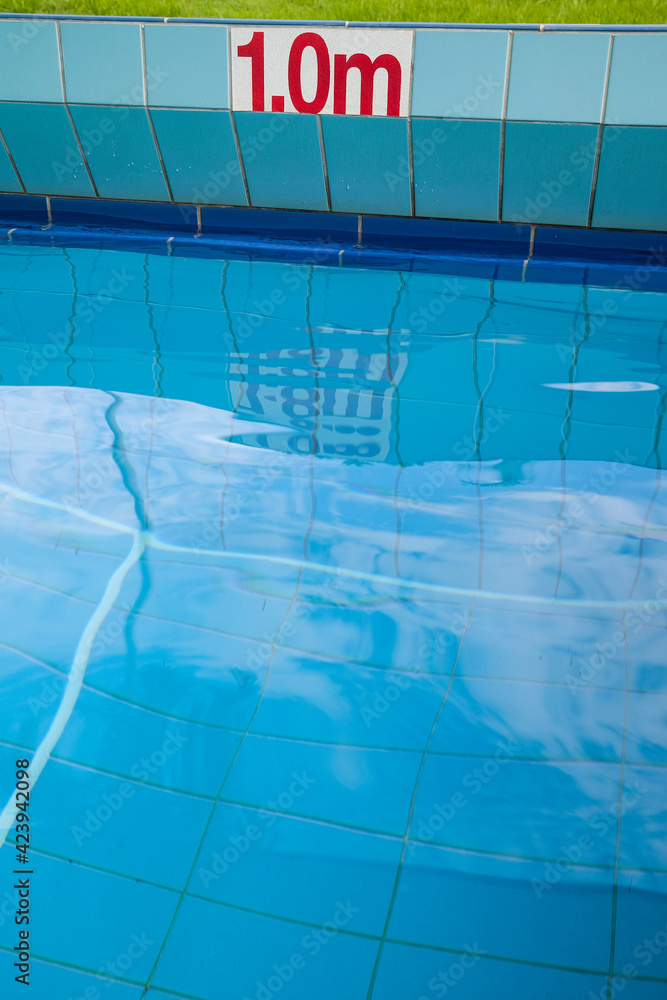Depth indicator in a swimming pool