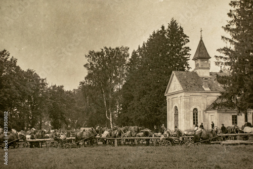 Canvas Print Latvia - CIRCA 1910-1920: Many horse drawn carriages buggies parked at a rural church on sunday