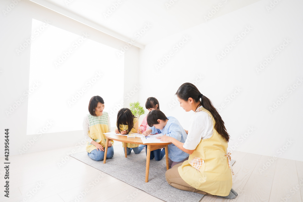 保育園でお絵かきをする子どもたち 保育園でお絵かきをする子どもたち