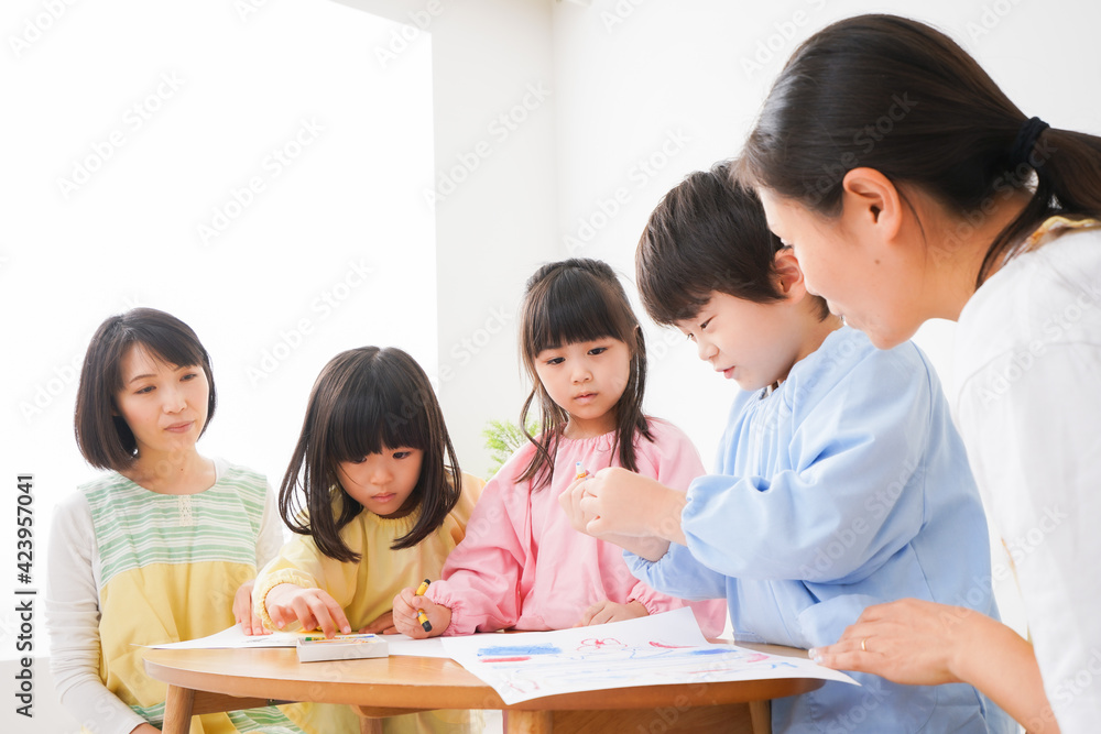 保育園でお絵かきをする子どもたち