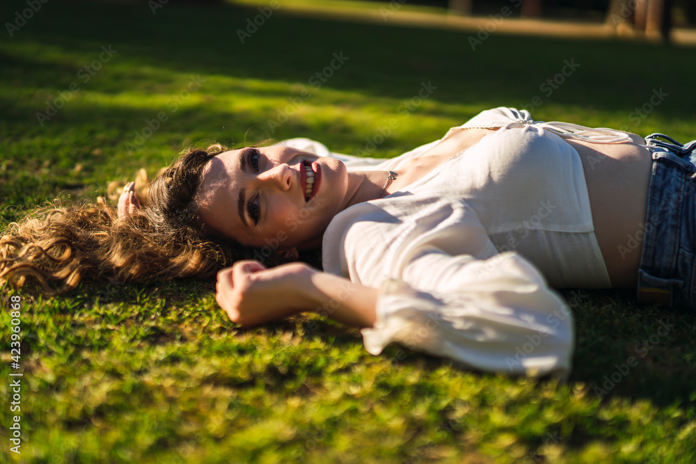 Chica joven guapa en parque disfrutando de un espacio verde en primavera Chica joven guapa en parque disfrutando de un espacio verde en primavera