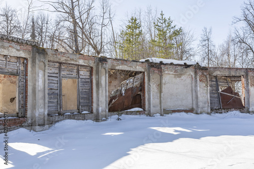 Wallpaper Mural Part of the ruined facade of an abandoned old stone building at daytime Torontodigital.ca