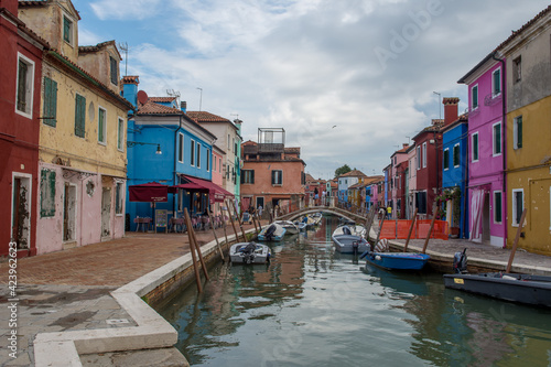 Fototapeta Naklejka Na Ścianę i Meble -  discovery of the city of Venice, Burano and its small canals and romantic alleys