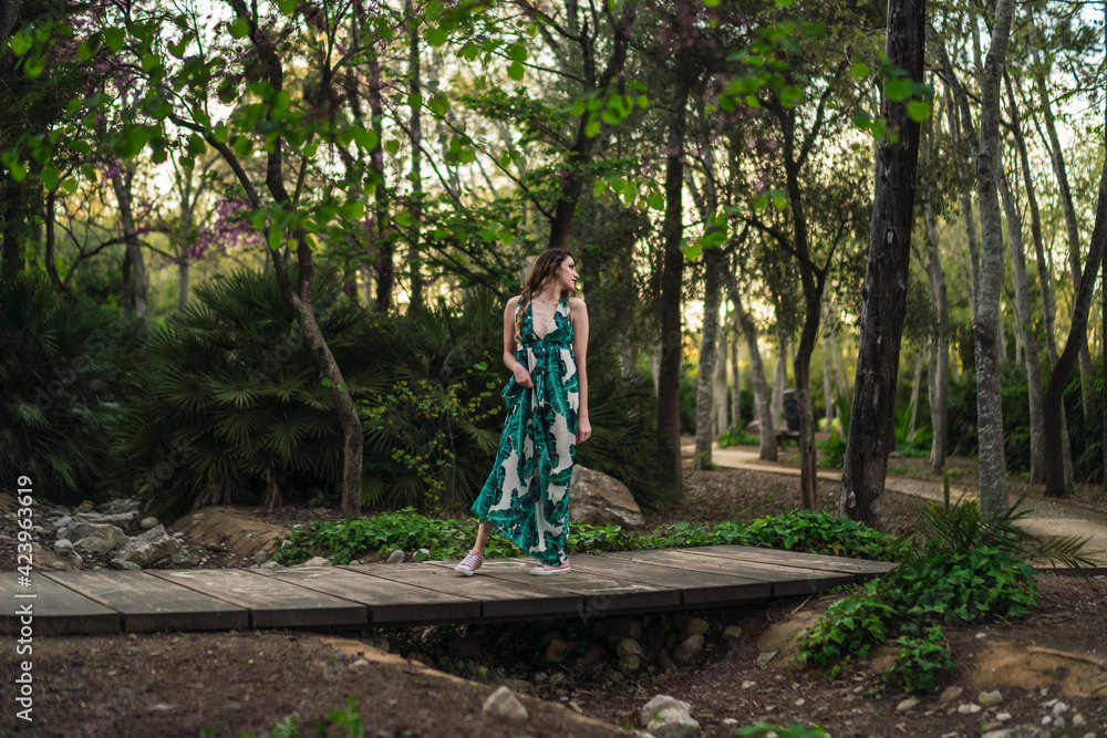 Chica joven guapa paseando por parque verde en primavera Chica joven guapa paseando por parque verde en primavera