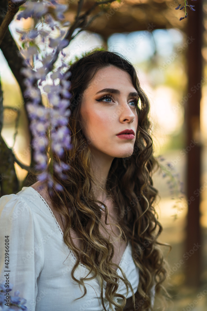 Chica joven guapa en un parque usando el smartphone y dando un paseo en primavera Chica joven guapa en un parque usando el smartphone y dando un paseo en primavera