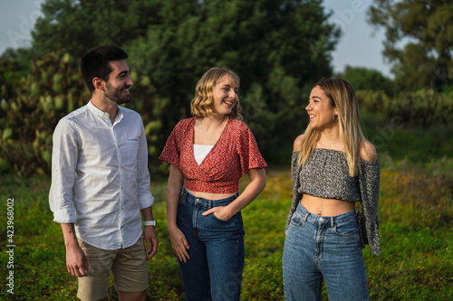 Grupo de amigos disfrutando de zona verde en primavera tomando selfies