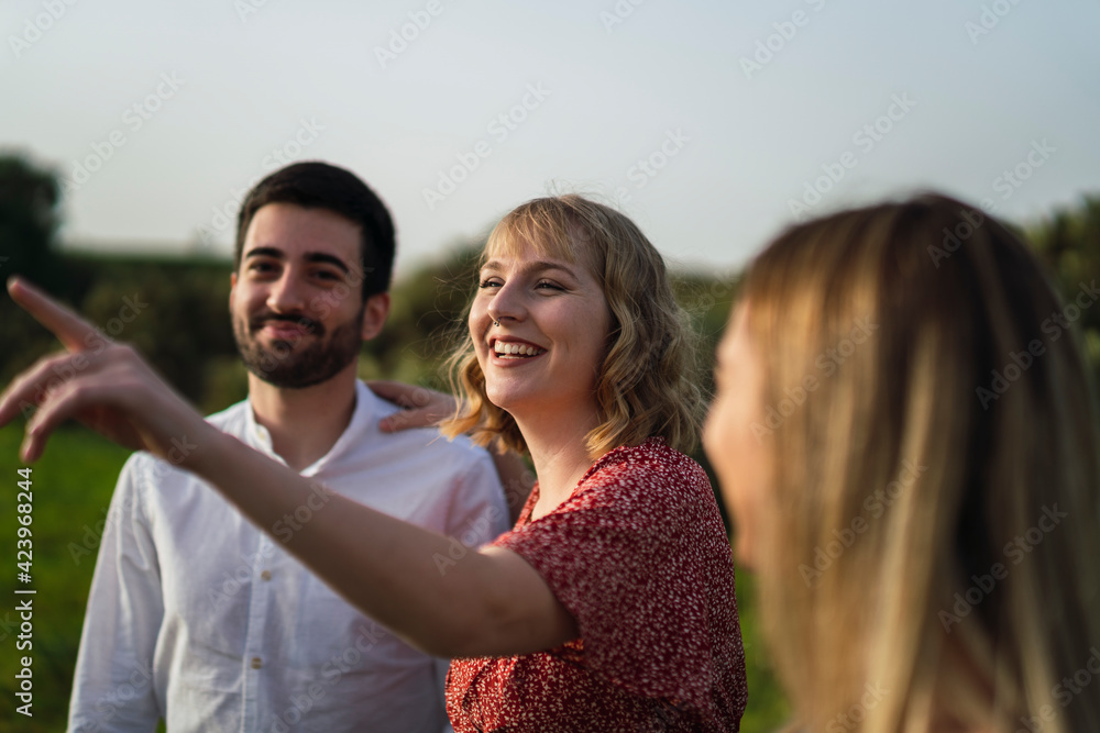 Grupo de amigos disfrutando de zona verde en primavera tomando selfies