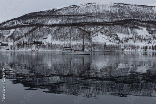 Voilier dans un fjord de Norvège