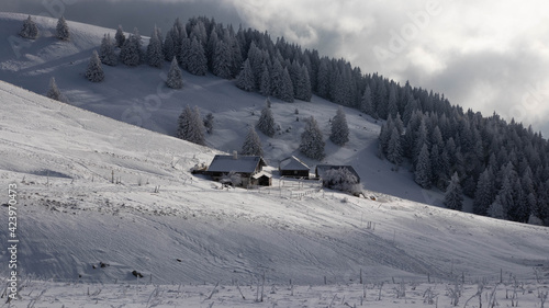 Corps de ferme de montagne sous la neige