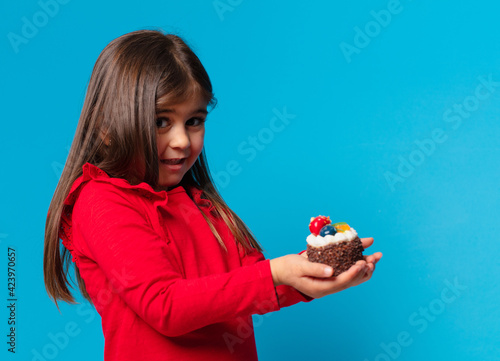 Tableau sur toile pretty little girl scared expression and holding a cup cake