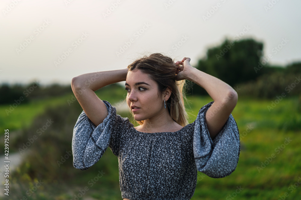 Chica en el campo disfrutando de la primavera