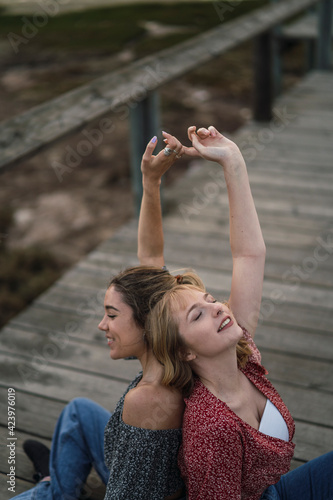 Pareja de chicas disfrutando de zona verde en primavera