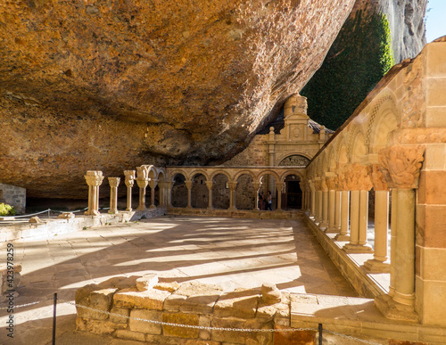 Vista general del claustro antiguo del Monasterio de San Juan de la Peña, llamado así por haber sido construido bajo una gran roca en los Pirineos españoles