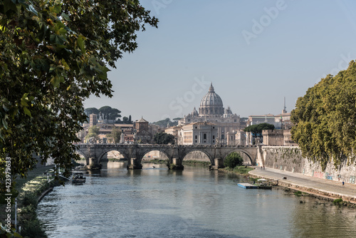 Tiberbrücke mit Blick auf Petersdom
