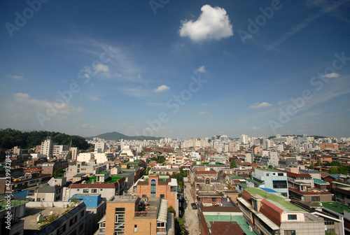 푸른 하늘의 주택가 풍경 © seongyong