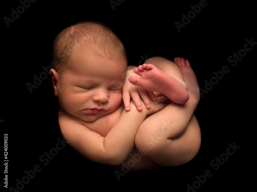 Canvastavla Newborn baby in foetus pose
