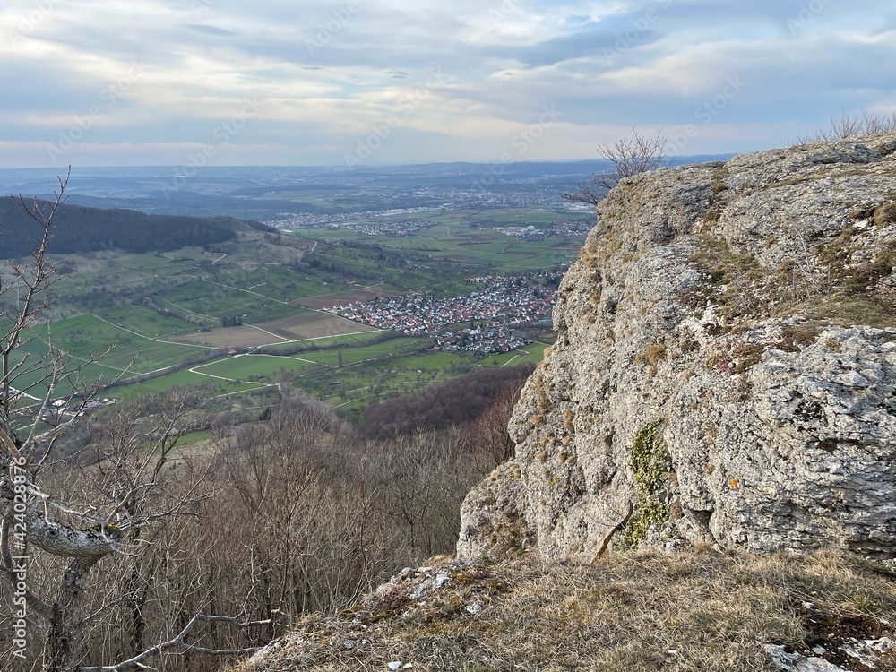 Fototapeta premium Der Felsen Breitenstein (rechts) ist ein Felsplateau am Albtrauf der Schwäbischen Alb.