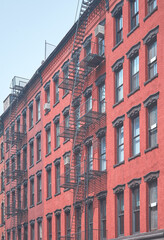 Fotobehang Koraal Bakstenen gevel met brandtrap New York  © MaciejBledowski