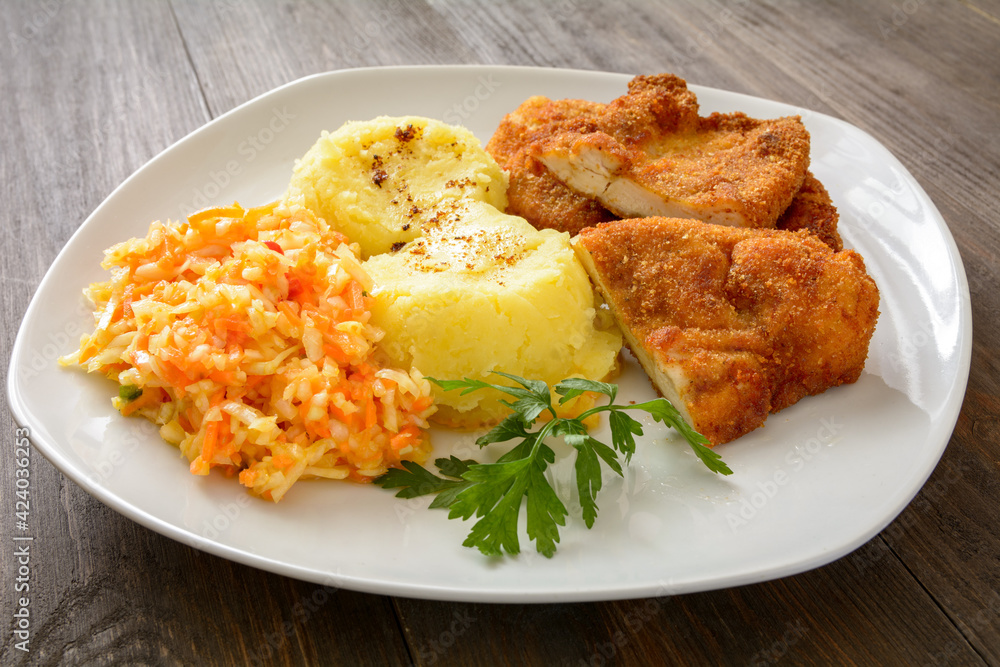 kotlet schabowy z ziemniakami i surówką kotlet schabowy z ziemniakami i surówką