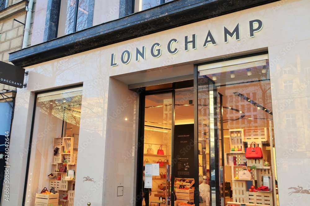 Foto Stock Vitrine et enseigne d'une boutique Longchamp, célèbre marque  française de maroquinerie de luxe, sur l'avenue des Champs Élysées à Paris  – février 2021 (France) | Adobe Stock