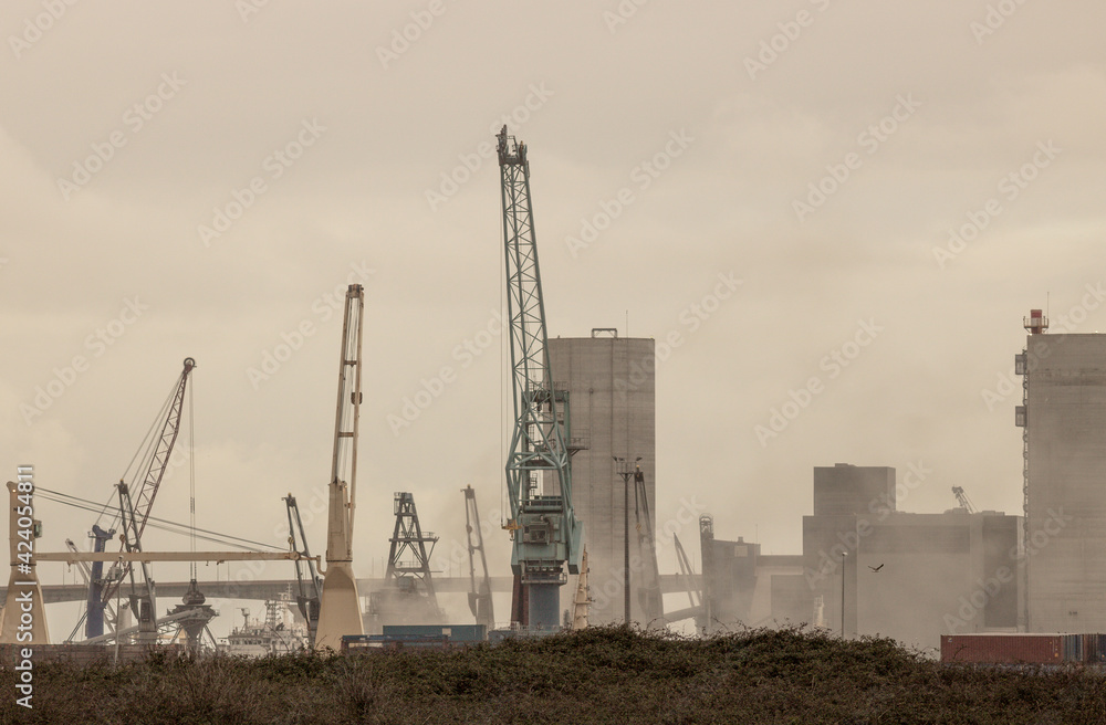 vue sur une zone industrielle avec des grues vue sur une zone industrielle avec des grues