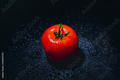 czerwony pomidor krople wody 