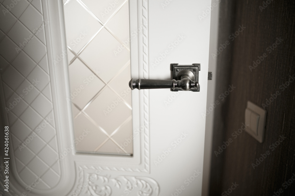 Obraz premium The handle on the room door.