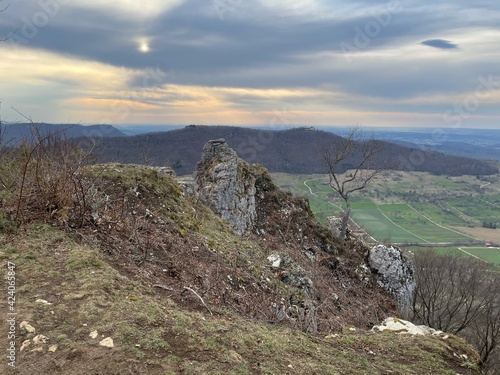 Die Schwäbische Alb ist eine Schichtstufenlandschaft. Vom Breitenstein bei Ochsenwang fällt der Blick auf das Albvorland und den Zeugenberg Teck. photo