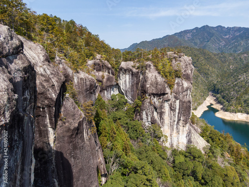 スリル満点、奥三河の地に秘境の岩峰上﨟岩あり © WATA3