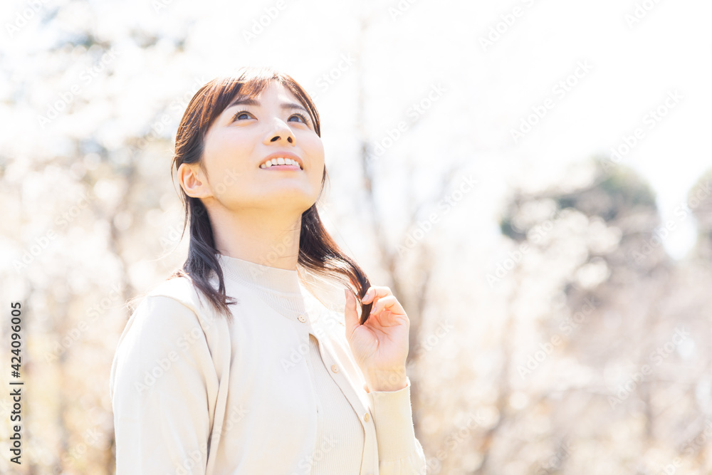 満開の桜を眺める女性 満開の桜を眺める女性