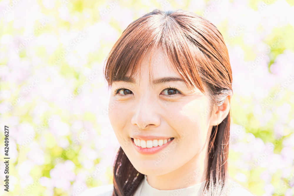 お花畑で微笑む女性