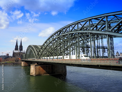 Kölner Dom und Hohenzollernbrücke © Jademacro