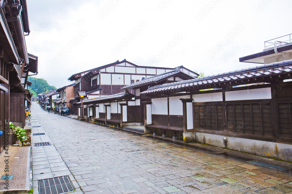 Suwamachi Street is a road that runs through the northwestern part of Yatsuomachi in Toyama City, Toyama Prefecture. The street is lined with beautiful houses that feature tiled roofs. Suwamachi Street is a road that runs through the northwestern part of Yatsuomachi in Toyama City, Toyama Prefecture. The street is lined with beautiful houses that feature tiled roofs.