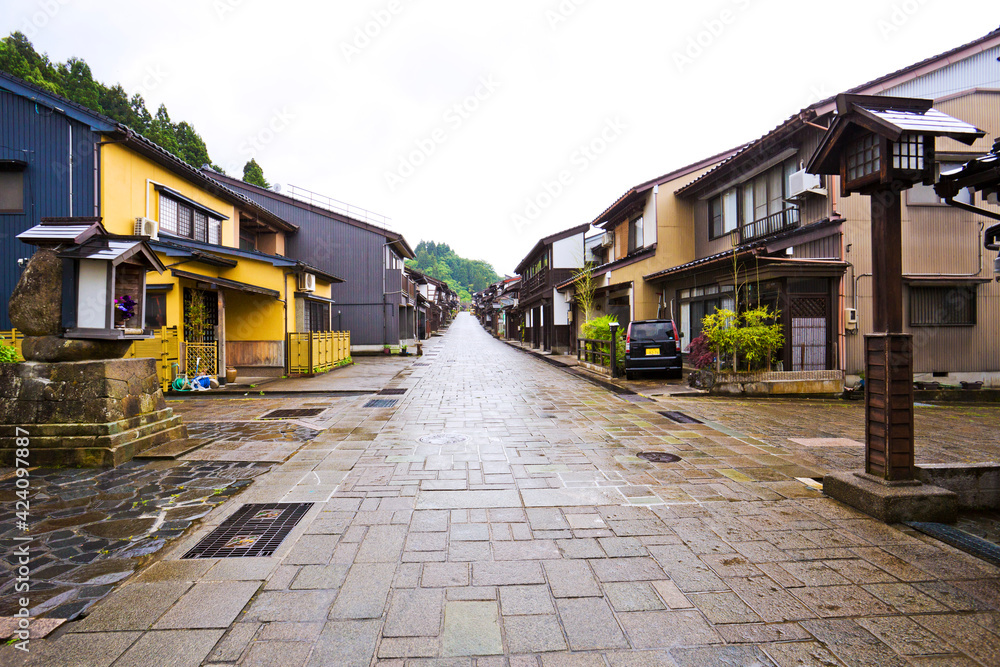 Suwamachi Street is a road that runs through the northwestern part of Yatsuomachi in Toyama City, Toyama Prefecture. The street is lined with beautiful houses that feature tiled roofs.