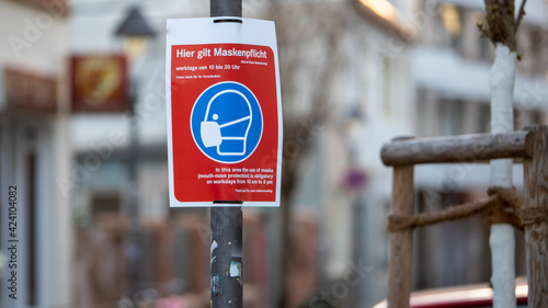 German letters, advice to wear mouth protection or face mask from 10am to 10pm in this city area, outdoors
