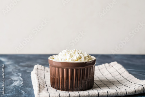 Bild auf Leinwand Bowl with cottage cheese on color background