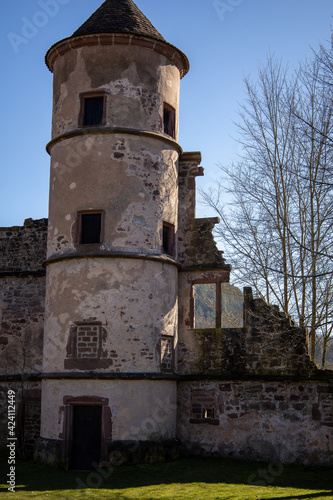 Altes Kloser Ruine mit Mauern aus Steinen mit Türmen und Bäumen im Gelände sowie toller Archtektur