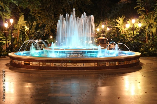 Fotografia Fuente Virgen del Rocío fountain at night in Parque de la Alameda, Marbella, Spain