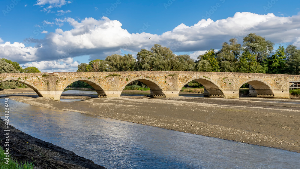 Fototapeta premium The ancient Ponte Buriano over the Arno river in the province of Arezzo, Tuscany, Italy, on a sunny day