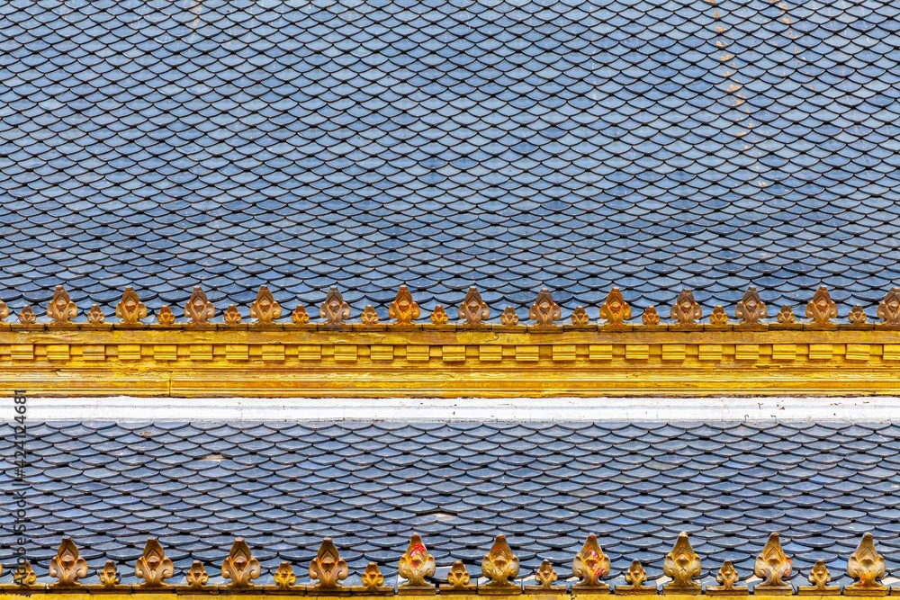 Obraz premium Clay tile roof at Thai temple pattern and background seamless